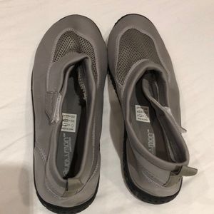 NWOT Men’s water shoes